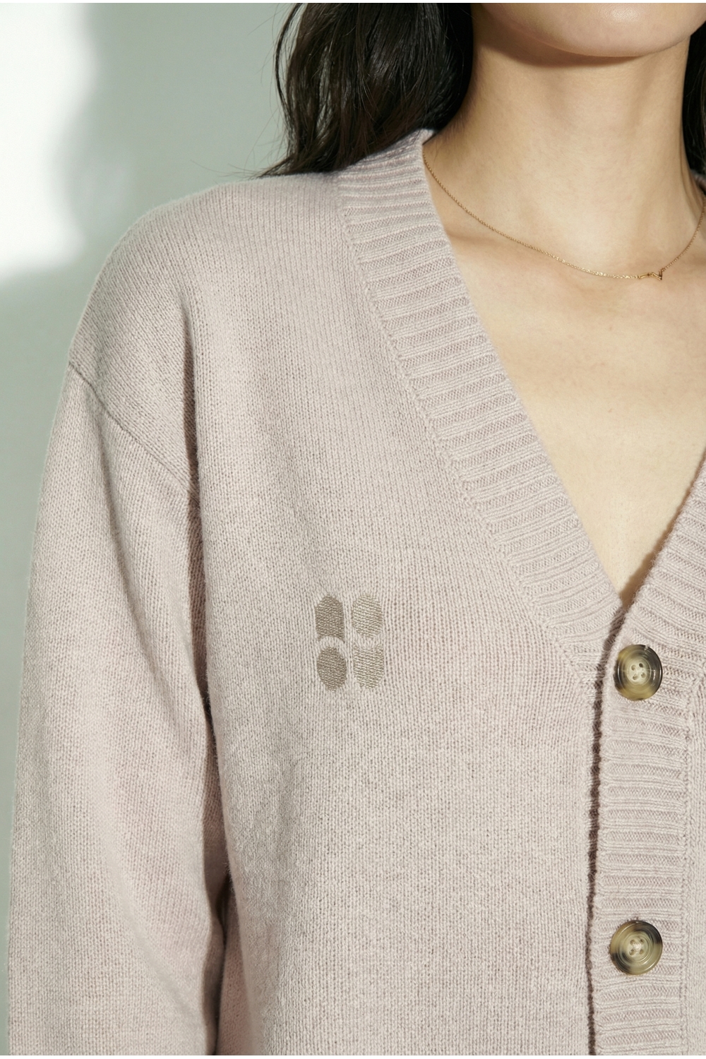 Cardigan Mira basique beige fabriqué en Italie