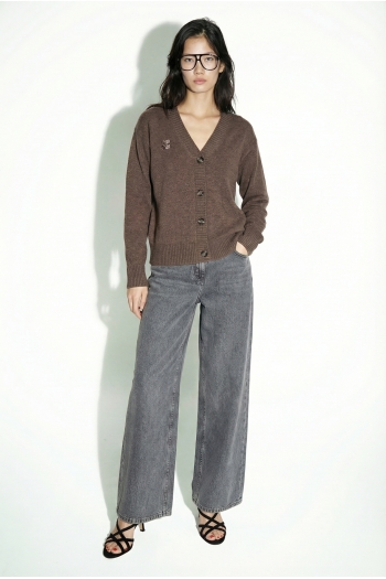 Cardigan Mira basique chocolat fabriqué en Italie.