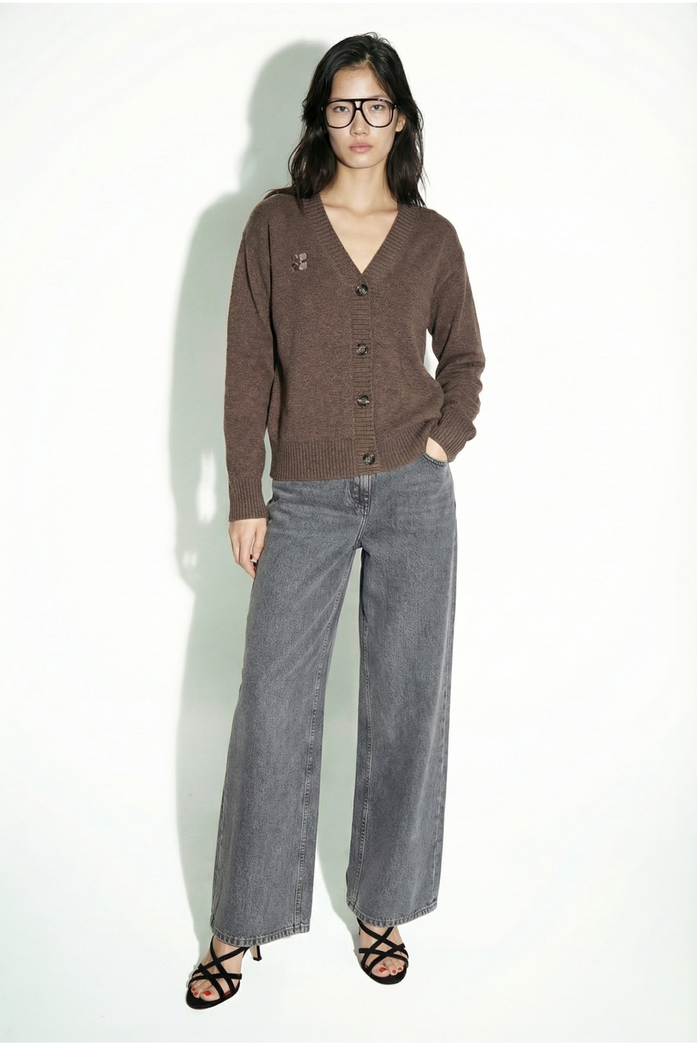 Cardigan Mira basique chocolat fabriqué en Italie.