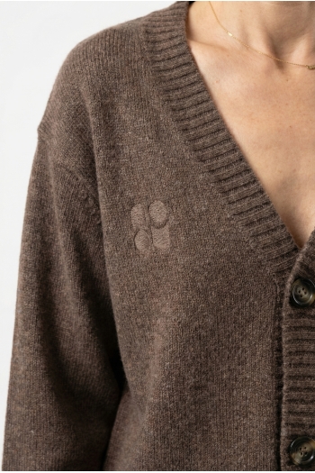 Cardigan Mira basique chocolat fabriqué en Italie.