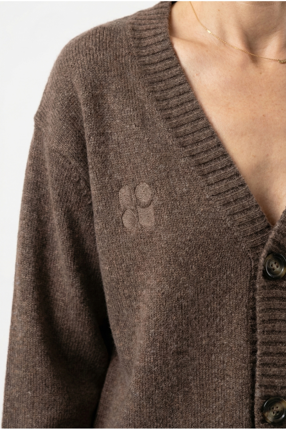 Cardigan Mira basique chocolat fabriqué en Italie.