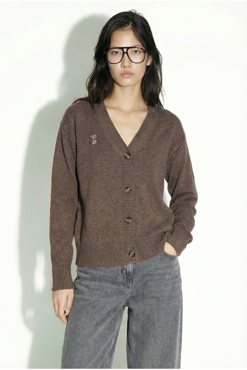 Cardigan Mira basique chocolat fabriqué en Italie.