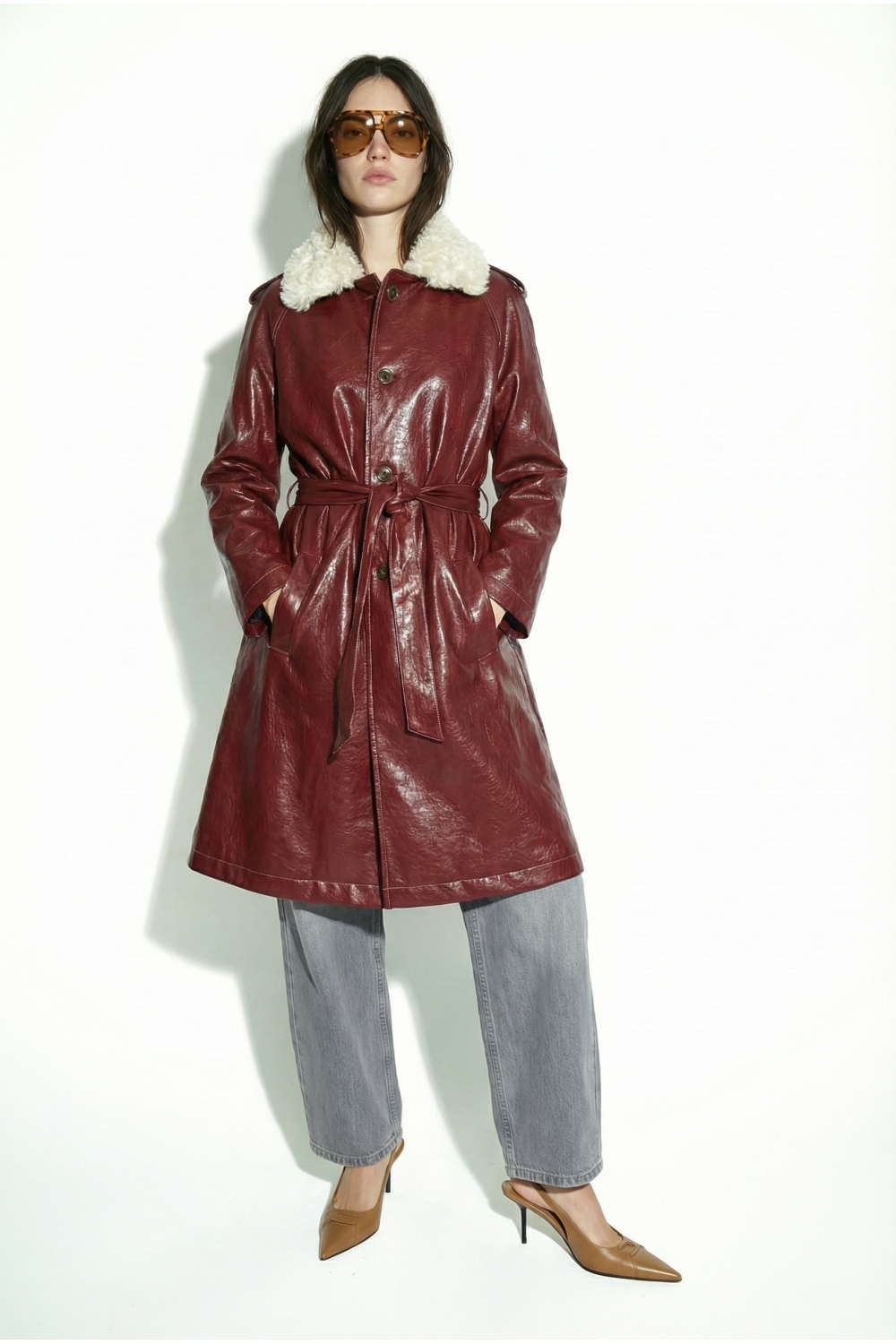 Bordeauxrode vinyl trenchcoat, gemaakt in Italië
