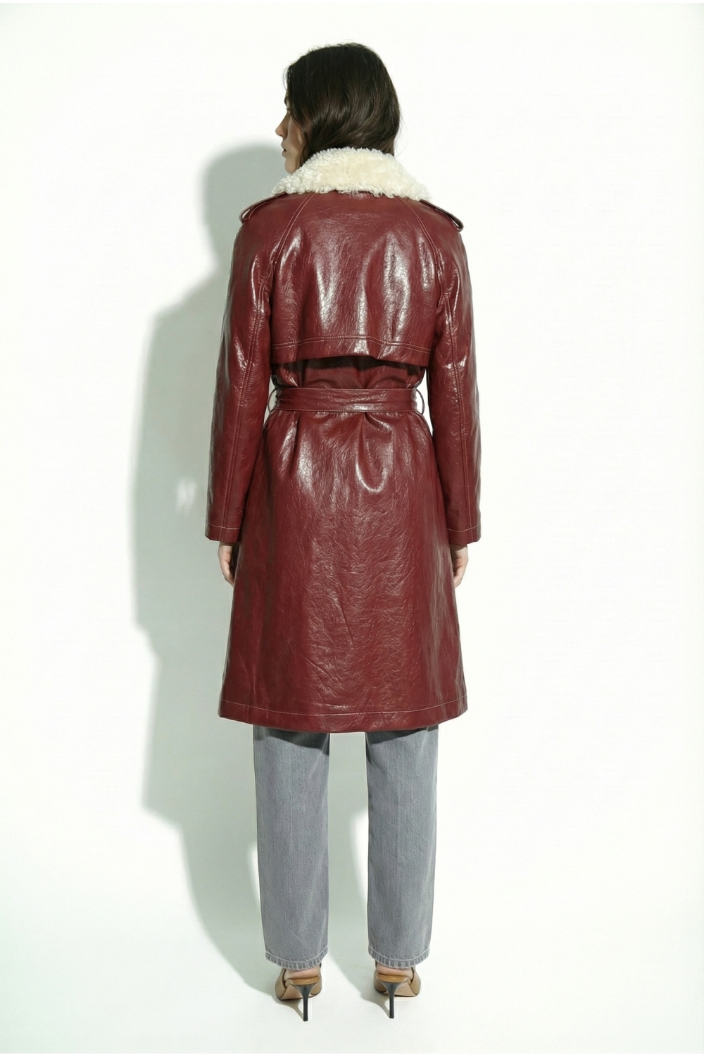 Bordeauxrode vinyl trenchcoat, gemaakt in Italië