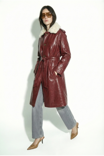 Bordeauxrode vinyl trenchcoat, gemaakt in Italië