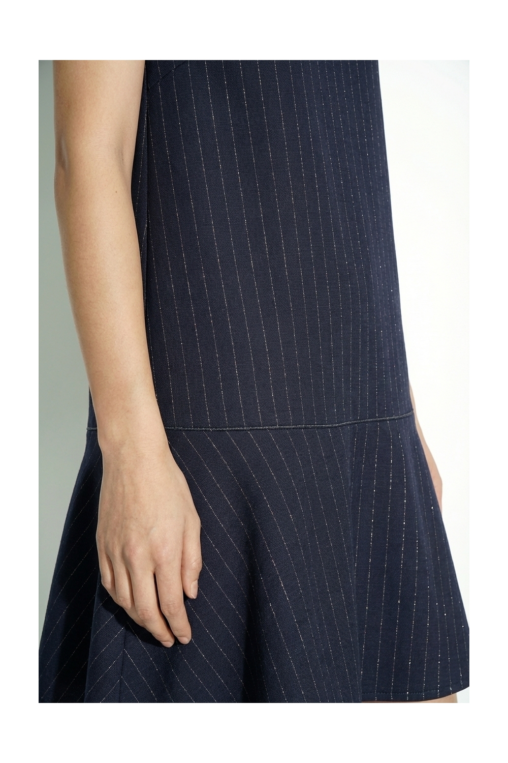 Blake Maura-jurk in marineblauw, gemaakt in Italië.