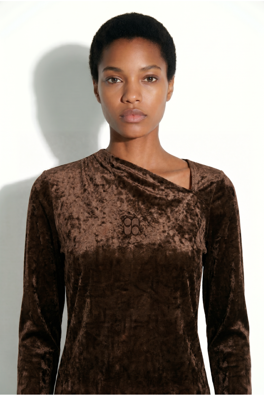 Lyra-blouse van fluweel, Alvaere, chocoladebruin, vervaardigd in Italië