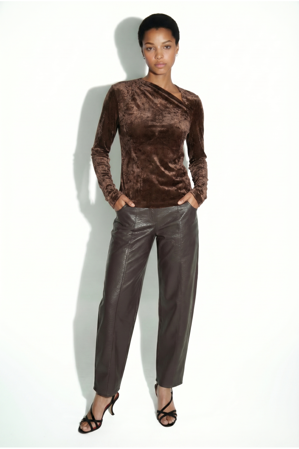 Lyra-blouse van fluweel, Alvaere, chocoladebruin, vervaardigd in Italië